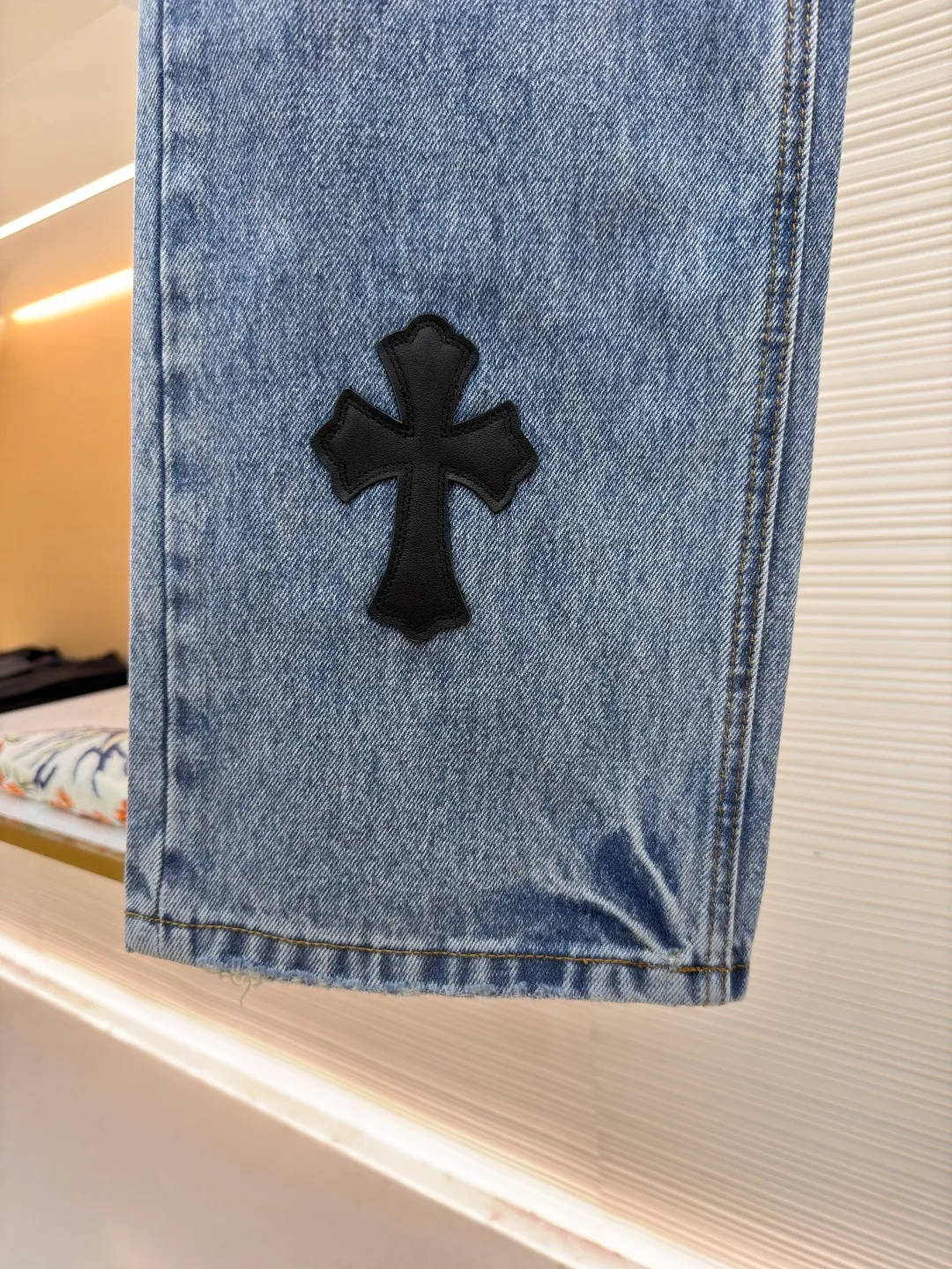 Chrome Hearts Cross Logo Jeans ●Item No.: 1682328-C10 ●Material: denim fabric ●Technology: Made with crinkled whiskering technology ●Color: blue ●Type: Fitted version ●Weight: about 775 grams ●Size: 28-30-32-34 ●Description: Customized textured dark bamboo rhyme cotton denim, fine texture, comfortable and close to the skin, matte indigo, a denim poem dyed with time The black cowhide cross patch is used as the anchor point. Every inch of touch hides untamed wildness. The right-angled outline of the cross expresses rebellion, forming a chaotic scene. The kraft paper and pocket logo iron plate on the rear waistband sway slightly with the swing of the body, adding a sense of movement and vitality. It interprets the perfect blend of retro and luxury. To make the pants an attitude statement when worn on the body, first customize 1:1 original denim material to stir-fry snowballs and stir-fry salt with a special corresponding solution. Add a certain amount of dye, soak the denim material in it to absorb the solvent, then scrub it and dry it to further fade and oxygenate. Use fried sand hand-rubbing technology to cause natural fading and wear on the surface of the denim material by processing it on a sand frying machine. Then, use special tools to physically damage the surface of the jeans by hand, maintaining the original texture and details while increasing its uniqueness. The rubbing and wrinkling whisker technology is combined with the gun-painted whisker technique. Manual rubbing is given first in specific areas to achieve a natural wrinkle effect. Then specific tools are used to draw the texture of the whisker shape. The visual effect is full, and the hole is made using the rotten edge hanging technology. The natural rotten edge effect is achieved by physical abrasion on the edge. Through the combination of high-temperature steam and sandpaper, the fiber hairiness and color difference are removed, giving the jeans a unique hole and wear effect. The overall wiring is straight and delicate, the fabric is comfortable and soft, and the color is consistent without color difference. It can be matched with the same style to create a fashionable look and control various occasions. Customized accessories, complete with three standards, same style for men and women!